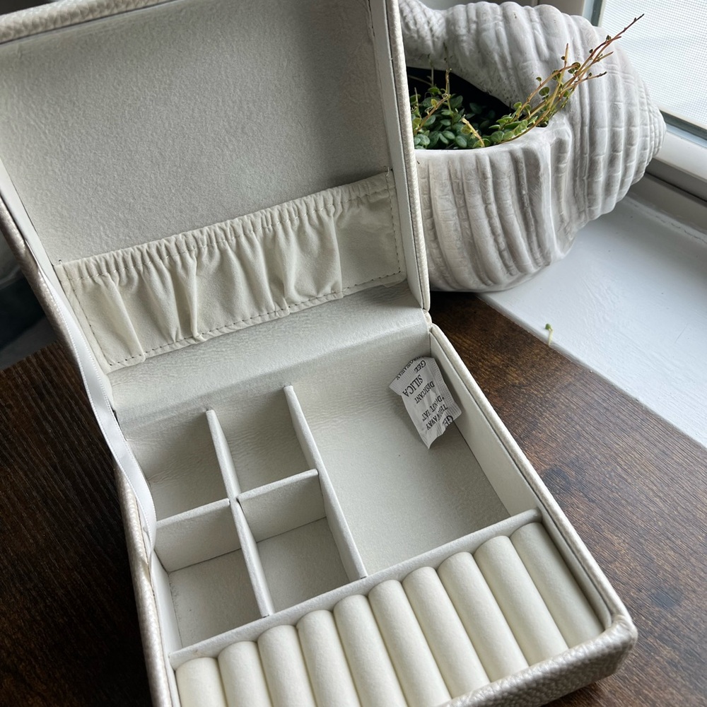 Taylor Madison Design Travel Jewelry Box Organizer Cream Color 6.25x6.75x3" NEW